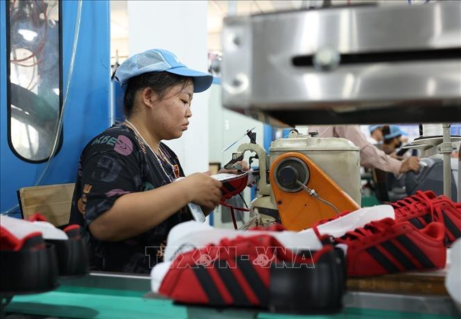 Production of the 100% Taiwanese-invested Alivia Vietnam Footwear Co. Ltd at the Van Ha industrial cluster in the central province of Thanh Hoa. VNA Photo: Vũ Sinh