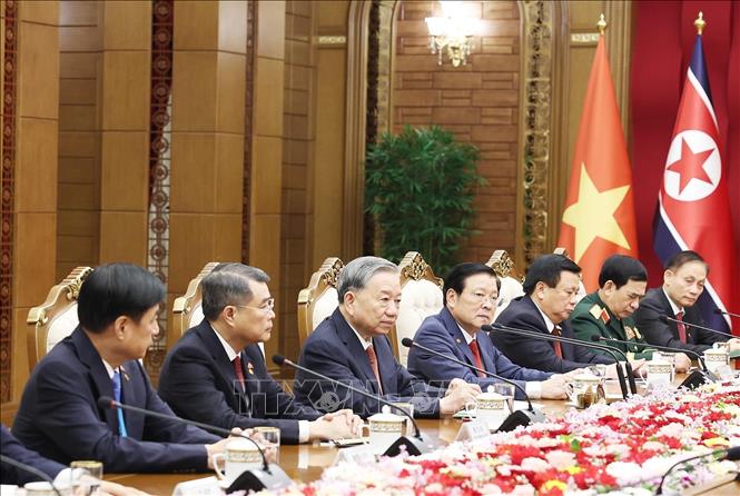 Tổng Bí thư Tô Lâm và Đoàn cấp cao Việt Nam tại cuộc hội đàm với Tổng Bí thư, Chủ tịch Quốc vụ CHDCND Triều Tiên Kim Jong Un. Ảnh: Thống Nhất – TTXVN
