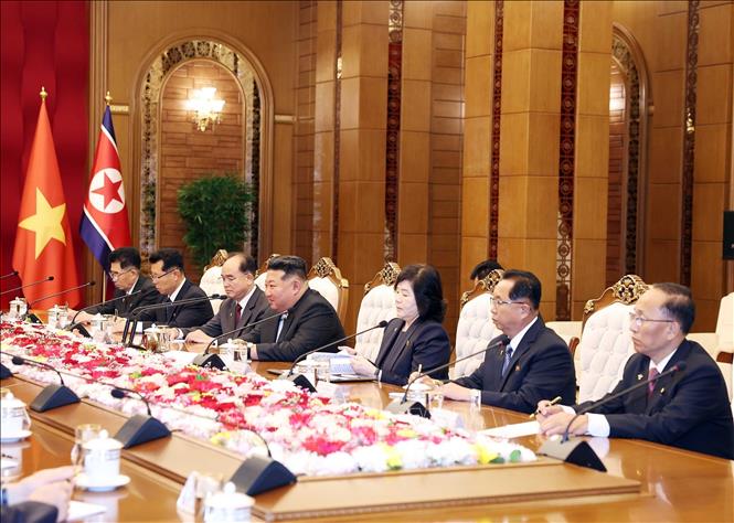 Tổng Bí thư, Chủ tịch Quốc vụ CHDCND Triều Tiên Kim Jong Un và Đoàn cấp cao Triều Tiên tại cuộc hội đàm với Tổng Bí thư Tô Lâm. Ảnh: Thống Nhất – TTXVN
