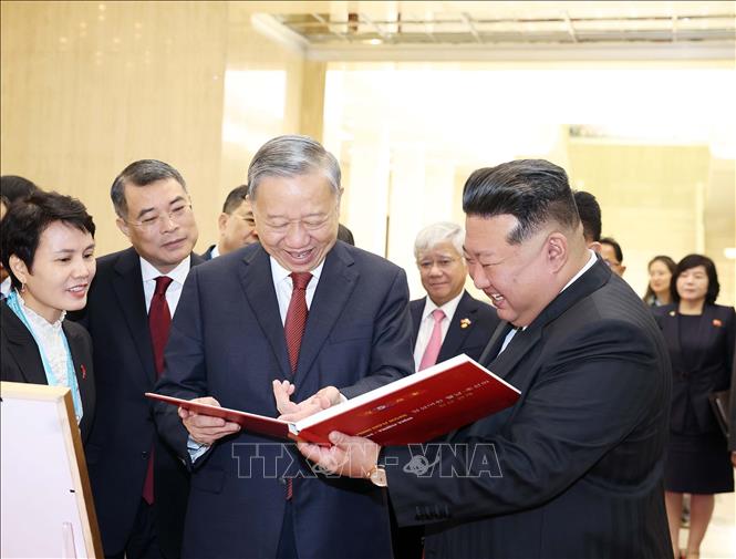 Sau khi kết thúc hội đàm, Tổng Bí thư Tô Lâm trao tặng Tổng Bí thư, Chủ tịch Quốc vụ CHDCND Triều Tiên Kim Jong Un cuốn sách ảnh 