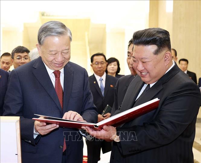 Sau khi kết thúc hội đàm, Tổng Bí thư Tô Lâm trao tặng Tổng Bí thư, Chủ tịch Quốc vụ CHDCND Triều Tiên Kim Jong Un cuốn sách ảnh 