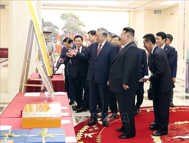 Tổng Bí thư Tô Lâm và Tổng Bí thư, Chủ tịch Quốc vụ Triều Tiên Kim Jong Un trao đổi tặng phẩm. Ảnh: Thống Nhất – TTXVN