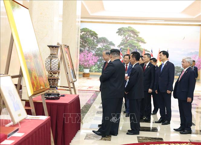 Tổng Bí thư Tô Lâm và Tổng Bí thư, Chủ tịch Quốc vụ Triều Tiên Kim Jong Un trao đổi tặng phẩm. Ảnh: Thống Nhất – TTXVN