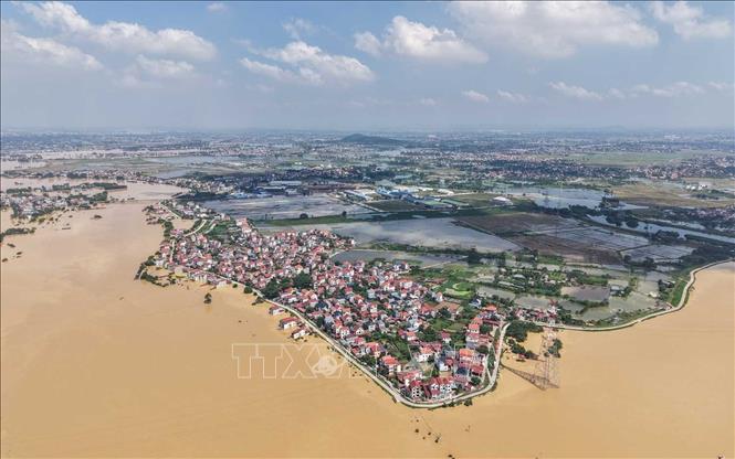 Nhiều hộ dân của xã Hợp Thịnh (tỉnh Bắc Ninh) sống ven sông Cầu bị ngập sâu hơn 3m do nước sông dâng cao bất thường. Ảnh: Hoàng Hiếu - TTXVN