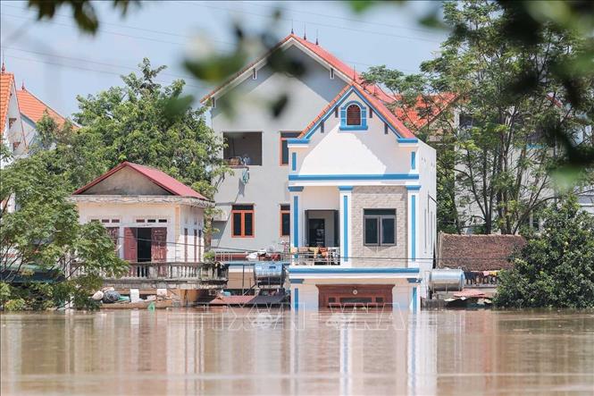 Nhiều hộ dân thôn Đồng Đạo, xã Hợp Thịnh (Bắc Ninh) sống ven sông Cầu bị ngập sâu hơn 3m do nước sông dâng cao bất thường. Ảnh: Hoàng Hiếu - TTXVN