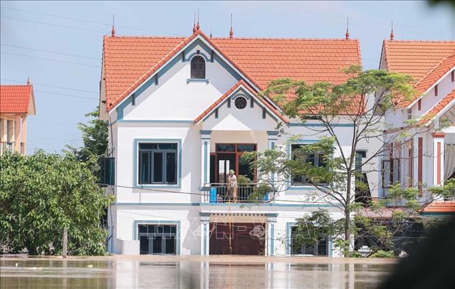 Nhiều hộ dân thôn Đồng Đạo, xã Hợp Thịnh (Bắc Ninh) sống ven sông Cầu bị ngập sâu do nước sông dâng cao bất thường. Ảnh: Hoàng Hiếu - TTXVN