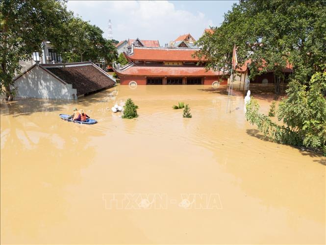 Nhiều hộ dân xã Hợp Thịnh, tỉnh Bắc Ninh bị cô lập bởi nước lũ. Ảnh: Lê Đông - TTXVN