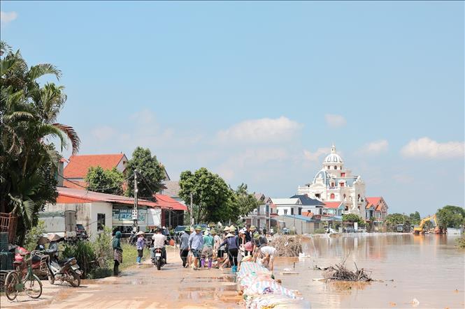 Công tác gia cố đê Sông Cầu tại thôn Cốc Nương, xã Đa Phúc, Hà Nội được tiến hành suốt nhiều giờ liền. Ảnh: Lê Đông - TTXVN