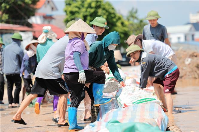 Công tác gia cố đê Sông Cầu tại thôn Cốc Nương, xã Đa Phúc, Hà Nội được tiến hành suốt nhiều giờ liền. Ảnh: Lê Đông - TTXVN