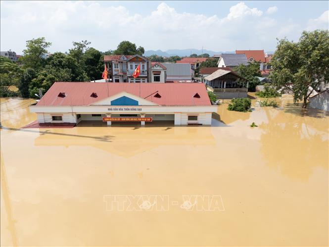 Nhiều hộ dân xã Hợp Thịnh, tỉnh Bắc Ninh bị cô lập bởi nước lũ. Ảnh: Lê Đông - TTXVN