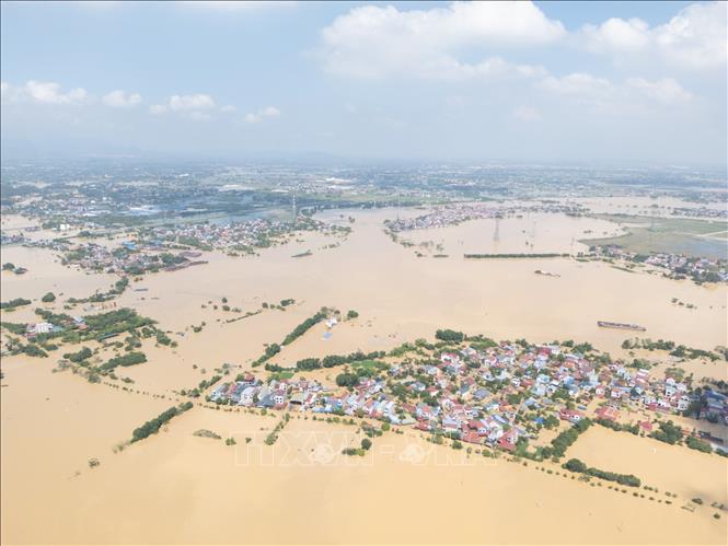 Nước Sông Cầu dâng cao, cô lập hoàn toàn xã Trung Giã, Hà Nội. Ảnh: Lê Đông - TTXVN
