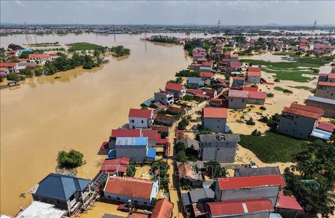 Nhiều hộ dân thôn Ngô Đạo, xã Đa Phúc (Hà Nội) bị ngập sâu đến hơn 2m. Ảnh: Hoàng Hiếu - TTXVN