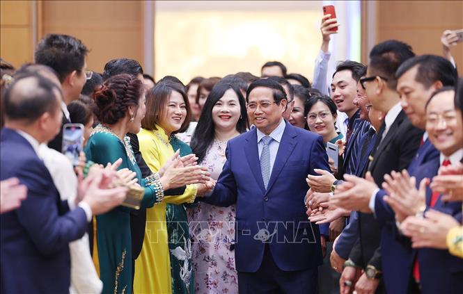 Thủ tướng Phạm Minh Chính gặp mặt đại diện doanh nghiệp nhân Ngày Doanh nhân Việt Nam. Ảnh: Dương Giang-TTXVN 
