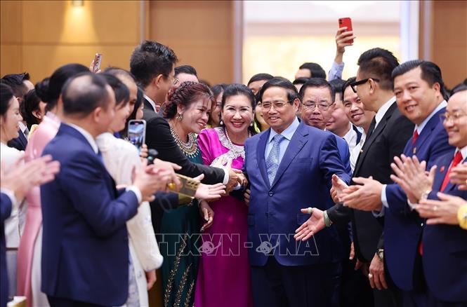 Thủ tướng Phạm Minh Chính gặp mặt đại diện doanh nghiệp nhân Ngày Doanh nhân Việt Nam. Ảnh: Dương Giang-TTXVN 
