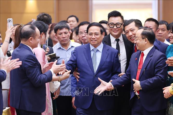 Thủ tướng Phạm Minh Chính gặp mặt đại diện doanh nghiệp nhân Ngày Doanh nhân Việt Nam. Ảnh: Dương Giang-TTXVN 
