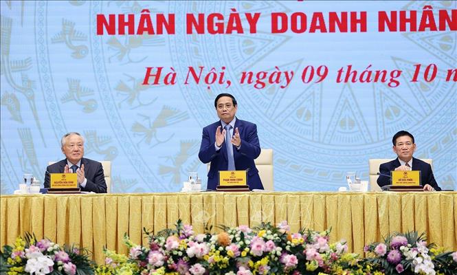Thủ tướng Phạm Minh Chính gặp mặt đại diện doanh nghiệp nhân Ngày Doanh nhân Việt Nam. Ảnh: Dương Giang-TTXVN 
