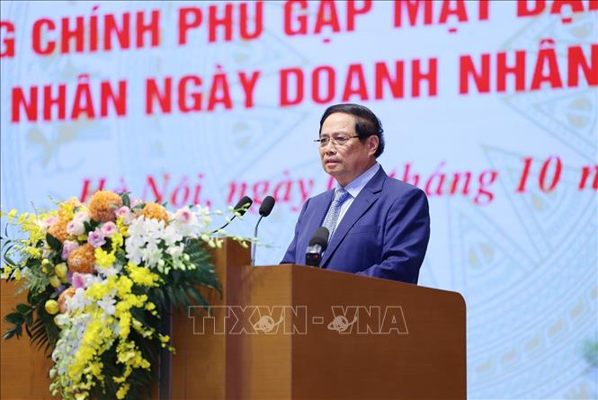 Thủ tướng Phạm Minh Chính gặp mặt đại diện doanh nghiệp nhân Ngày Doanh nhân Việt Nam. Ảnh: Dương Giang-TTXVN 
