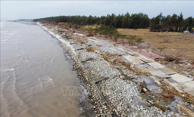 Phần lớn bờ kè biển tại xã Rạng Đông hiện đã bị hư hại nghiêm trọng. Ảnh: Công Luật - TTXVN