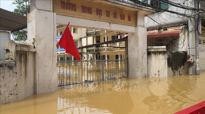 Trưởng Trung học cơ sở Vân Hà bị ngập sâu trong nước. Ảnh: Đỗ Huyền - TTXVN