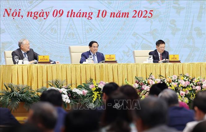 Thủ tướng Phạm Minh Chính và các Phó Thủ tướng chủ trì Hội nghị Thủ tướng Chính phủ gặp mặt đại diện doanh nghiệp. Ảnh: Dương Giang-TTXVN