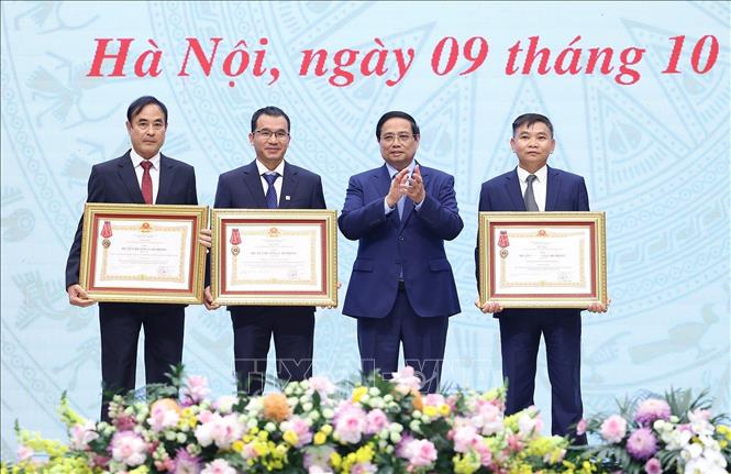 Thủ tướng Phạm Minh Chính trao Huân chương Lao động hạng Ba cho doanh nghiệp có thành tích xuất sắc. Ảnh: Dương Giang-TTXVN