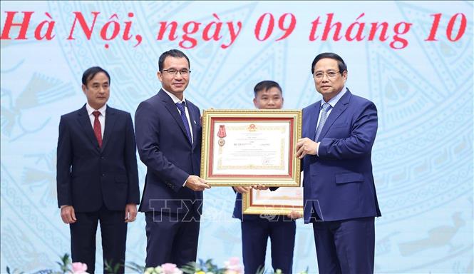 Thủ tướng Phạm Minh Chính trao Huân chương Lao động hạng Ba cho doanh nghiệp có thành tích xuất sắc. Ảnh: Dương Giang-TTXVN