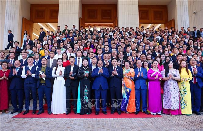 Thủ tướng Phạm Minh Chính với đại diện các doanh nghiệp. Ảnh: Dương Giang-TTXVN