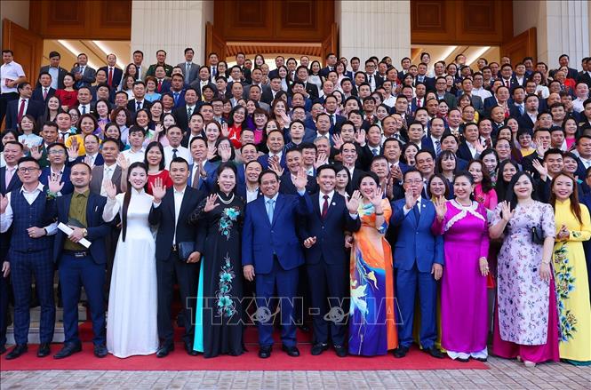 Thủ tướng Phạm Minh Chính với đại diện các doanh nghiệp. Ảnh: Dương Giang-TTXVN