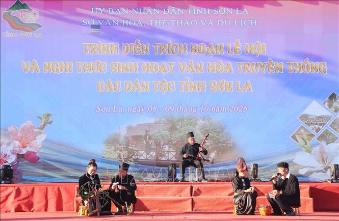 Không gian trình diễn trích đoạn lễ hội và nghi thức sinh hoạt văn hóa truyền thống các dân tộc tỉnh Sơn La. Ảnh: Quang Quyết - TTXVN