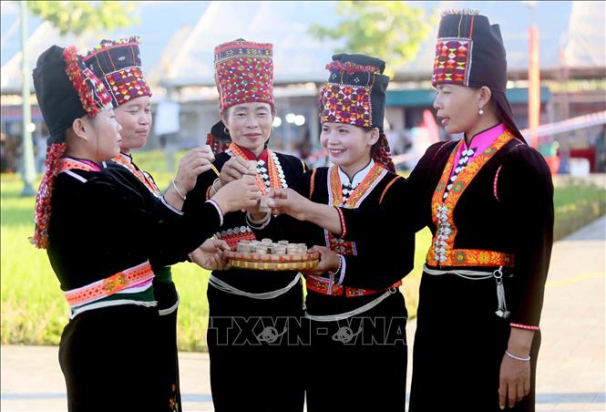 Chị em phụ nữ dân tộc Khơ Mú tại chương trình Kỷ niệm 130 năm Ngày thành lập tỉnh Sơn La. Ảnh: Quang Quyết - TTXVN