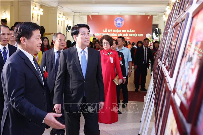 Chủ tịch nước Lương Cường xem trưng bày ảnh 80 năm Luật sư Việt Nam. Ảnh: Lâm Khánh – TTXVN
