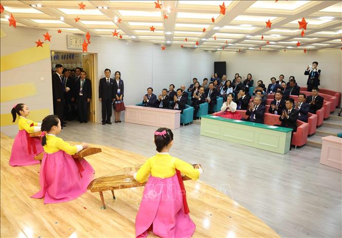 Tổng Bí thư Tô Lâm và các đại biểu thưởng thức chương trình biểu diễn văn nghệ chào mừng của các cháu thiếu nhi Trường mẫu giáo Kiêng Sang. Ảnh: Thống Nhất – TTXVN