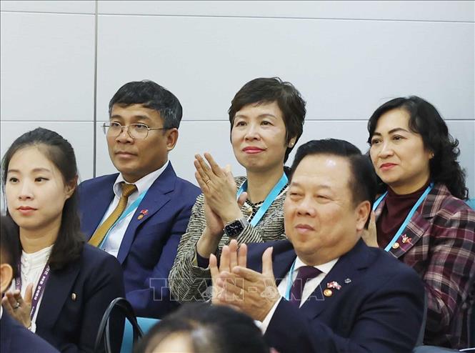 Các đại biểu đoàn Việt Nam tham dự buổi đến thăm Trường mẫu giáo Kiêng Sang và lớp học mang tên Chủ tịch Hồ Chí Minh của Tổng Bí thư Tô Lâm. Ảnh: Thống Nhất – TTXVN