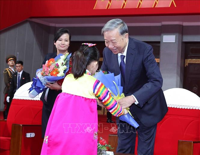 Thiếu nhi Triều Tiên tặng hoa chào mừng Tổng Bí thư Tô Lâm đến dự chương trình biểu diễn nghệ thuật Kỷ niệm 80 năm thành lập Đảng Lao động Triều Tiên. Ảnh: Thống Nhất – TTXVN