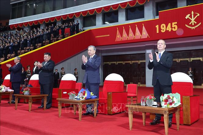 (Từ trái qua): Thủ tướng Trung Quốc Lý Cường; Tổng Bí thư, Chủ tịch Quốc vụ Triều Tiên Kim Jong Un; Tổng Bí thư Tô Lâm và Chủ tịch Đảng nước Nga Thống nhất, Phó Chủ tịch Hội đồng an ninh Liên bang Nga Dmitry Medvedev tham dự Chương trình. Ảnh: Thống Nhất – TTXVN