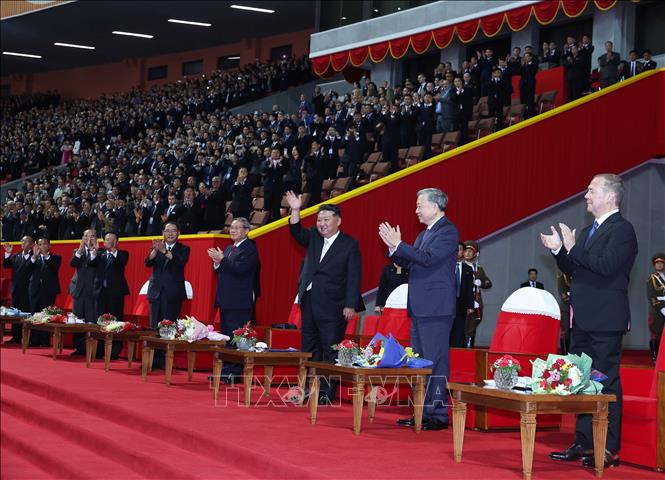 Tổng Bí thư, Chủ tịch Quốc vụ Triều Tiên Kim Jong Un và Tổng Bí thư Tô Lâm cùng lãnh đạo các nước tham dự Chương trình. Ảnh: Thống Nhất – TTXVN