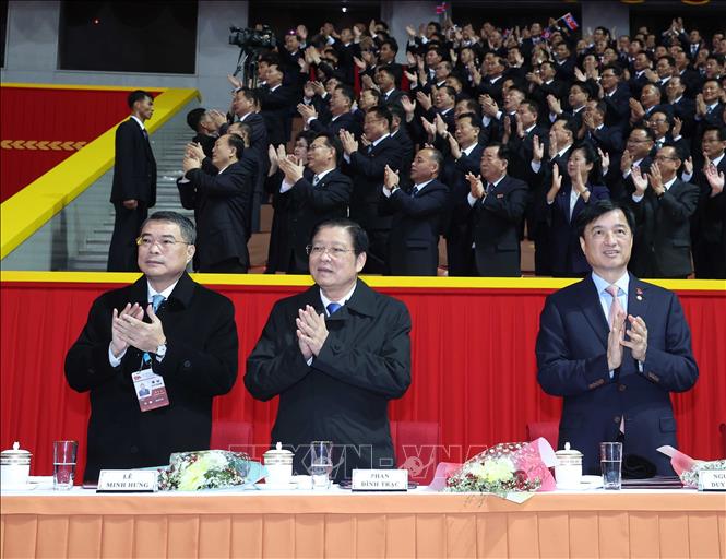 Các đồng chí thành viên Đoàn cấp cao Việt Nam tham dự Chương trình biểu diễn nghệ thuật Kỷ niệm 80 năm thành lập Đảng Lao động Triều Tiên. Ảnh: Thống Nhất – TTXVN