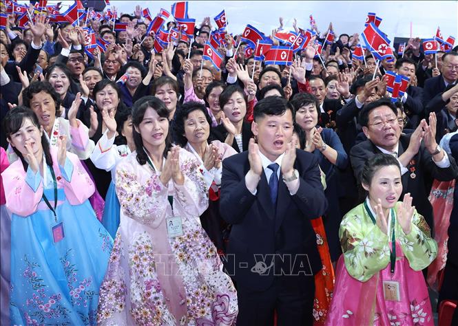 Quần chúng nhân dân Triều Tiên tham dự Chương trình biểu diễn nghệ thuật. Ảnh: Thống Nhất – TTXVN