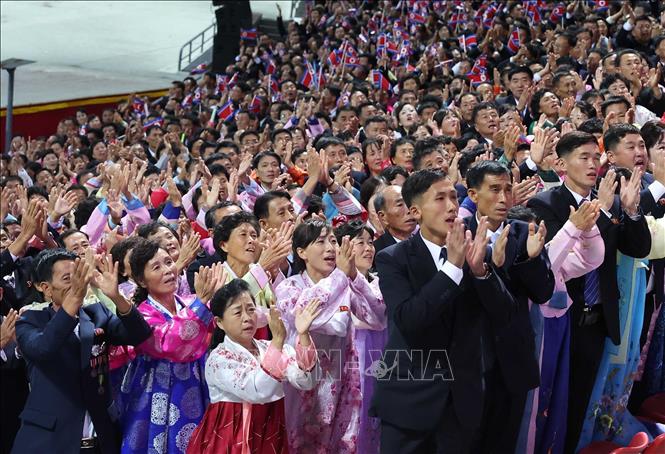 Quần chúng nhân dân Triều Tiên tham dự Chương trình biểu diễn nghệ thuật. Ảnh: Thống Nhất – TTXVN