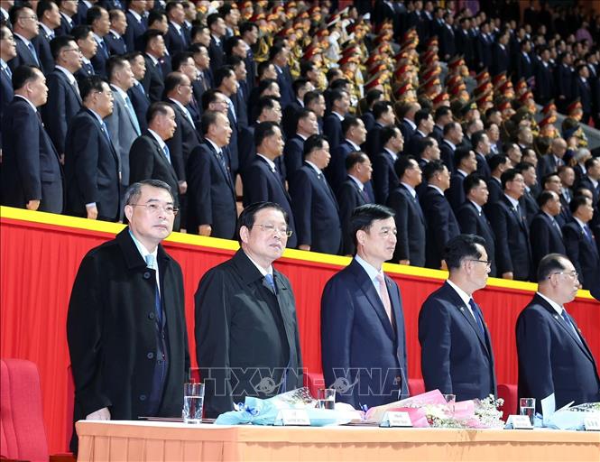 Các đồng chí thành viên chính thức Đoàn cấp cao Việt Nam và đại biểu tham dự Chương trình biểu diễn nghệ thuật Kỷ niệm 80 năm thành lập Đảng Lao động Triều Tiên. Ảnh: Thống Nhất – TTXVN