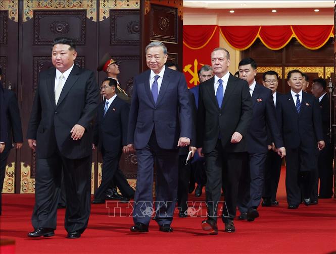 Tổng Bí thư, Chủ tịch Quốc vụ Triều Tiên Kim Jong Un; Tổng Bí thư Tô Lâm; Chủ tịch Đảng nước Nga Thống nhất, Phó Chủ tịch Hội đồng an ninh Liên bang Nga Dmitry Medvedev cùng các đại biểu tham dự Chương trình. Ảnh: Thống Nhất – TTXVN