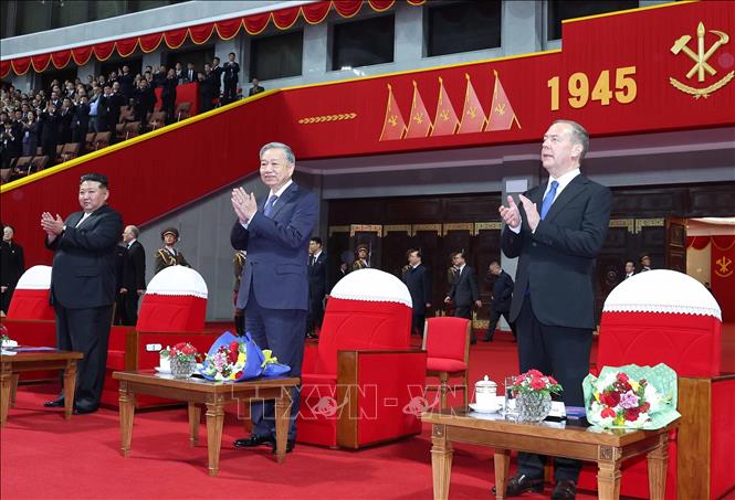 Tổng Bí thư, Chủ tịch Quốc vụ Triều Tiên Kim Jong Un; Tổng Bí thư Tô Lâm; Chủ tịch Đảng nước Nga Thống nhất, Phó Chủ tịch Hội đồng an ninh Liên bang Nga Dmitry Medvedev tham dự Chương trình. Ảnh: Thống Nhất – TTXVN