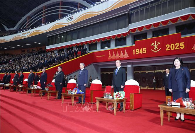 Tổng Bí thư, Chủ tịch Quốc vụ Triều Tiên Kim Jong Un và Tổng Bí thư Tô Lâm cùng các đại biểu tham dự Chương trình. Ảnh: Thống Nhất – TTXVN