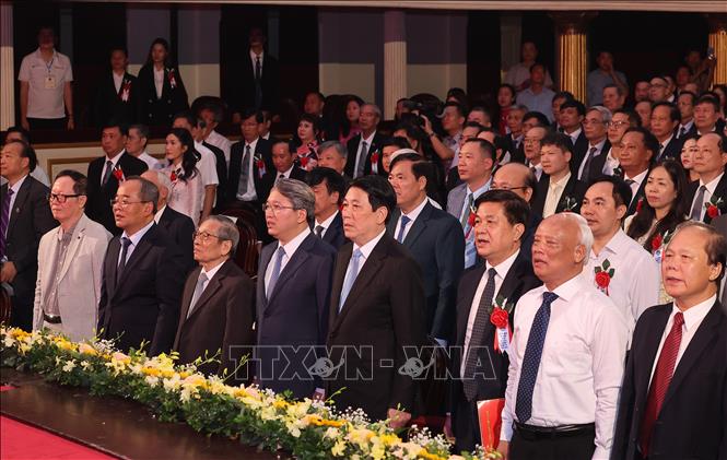 Chủ tịch nước Lương Cường và các đại biểu làm lễ chào cờ. Ảnh: Lâm Khánh – TTXVN
