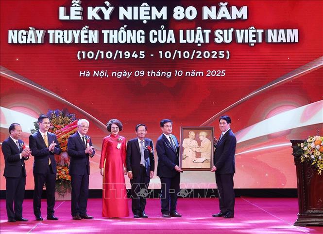 Chủ tịch nước Lương Cường tặng Liên đoàn Luật sư Việt Nam bức ảnh Bác Hồ và Bác Tôn. Ảnh: Lâm Khánh – TTXVN