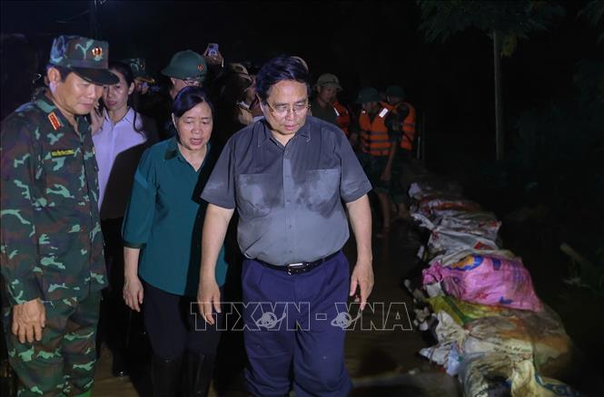 Thủ tướng Phạm Minh Chính kiểm tra tình hình gia cố tuyến đê hữu Cầu đoạn qua xã Đa Phúc. Ảnh: Dương Giang-TTXVN 