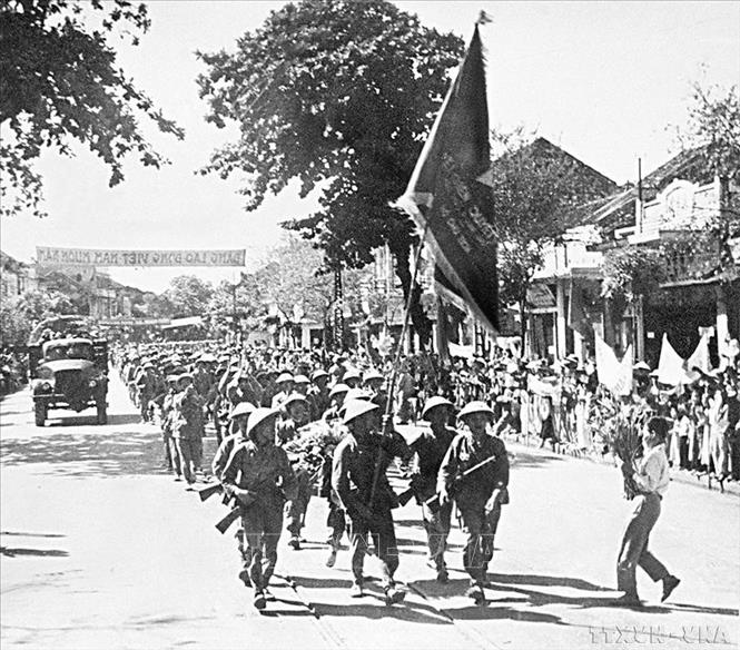 Nhân dân nồng nhiệt chào đón và tặng hoa cho các chiến sĩ trên đường vào tiếp quản Thủ đô, sáng 10/10/1954. Ảnh: Tư liệu - TTXVN