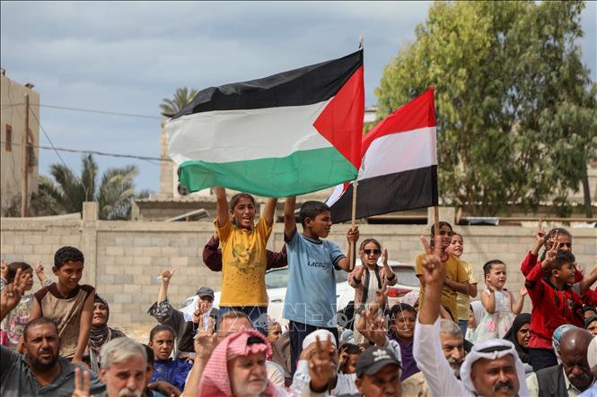 Niềm vui của người dân Palestine tại Deir al-Balah, sau khi Israel và Hamas đạt thỏa thuận ngừng bắn tại Gaza, ngày 9/10/2025. Ảnh: THX/TTXVN