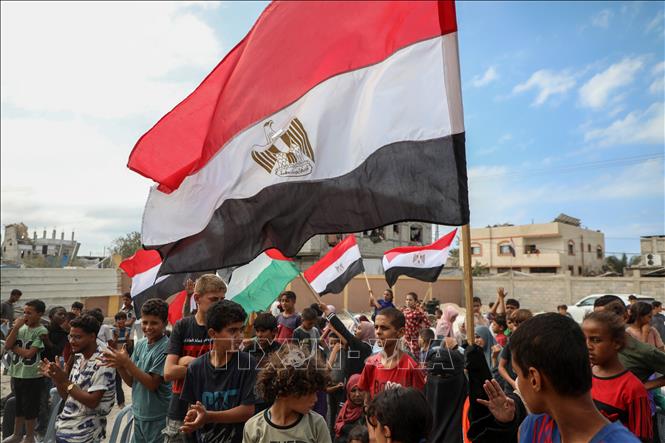 Niềm vui của người dân Palestine tại Deir al-Balah, sau khi Israel và Hamas đạt thỏa thuận ngừng bắn tại Gaza, ngày 9/10/2025. Ảnh: THX/TTXVN