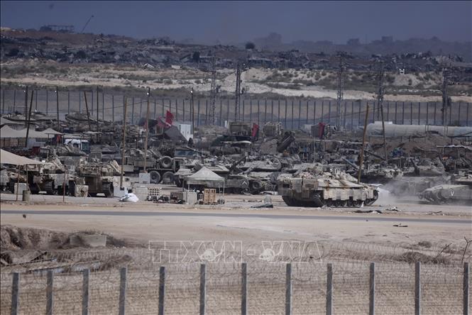 Xe quân sự Israel tại biên giới Israel - Gaza, ngày 9/10/2025. Ảnh: THX/TTXVN